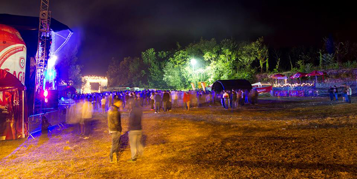 Barco do Rock atraca nas margens do rio Ave