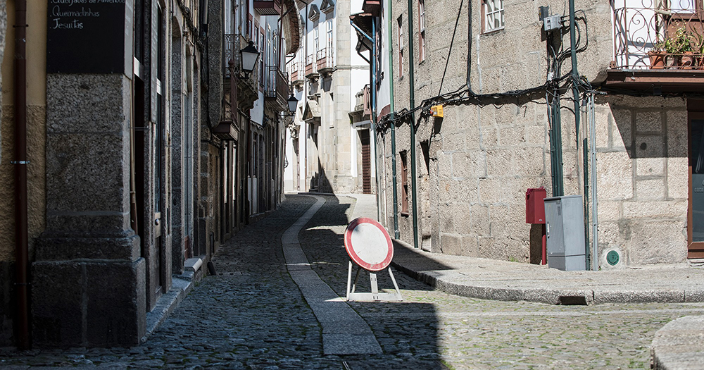 Travão para conter pandemia tem medidas exigentes