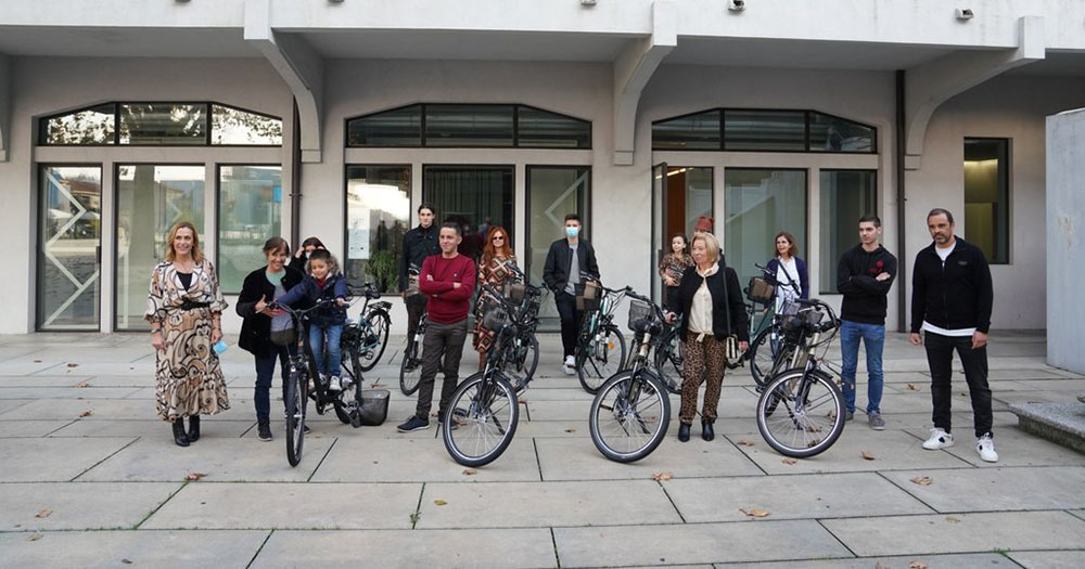 Compraram no comércio local e agora vão a pedalar (com ajuda) para casa